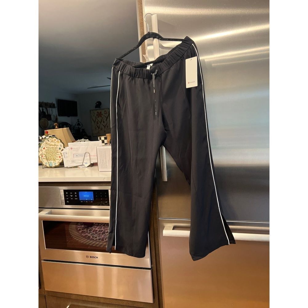 Lululemon On the Right Track Pant Black / Light Ivory size 14
